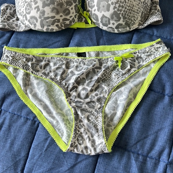 XOXO Bra and Panty Set - Picture 4 of 10